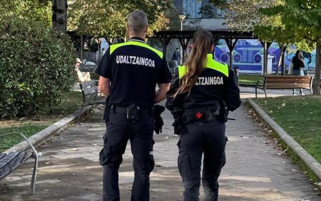Dos agentes de la Policía Municipal de Arrasate.