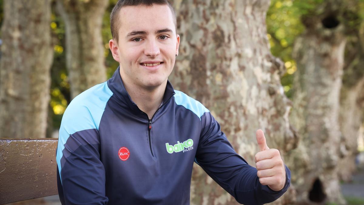 Unai Amiano posa en los alrededores del frontón Uranzu de Irun antes de su debut como profesional.