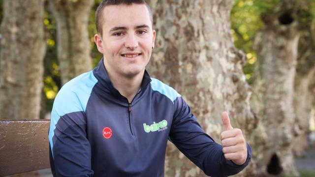 Unai Amiano posa en los alrededores del frontón Uranzu de Irun antes de su debut como profesional.