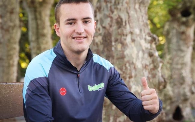 Unai Amiano posa en los alrededores del frontón Uranzu de Irun antes de su debut como profesional.