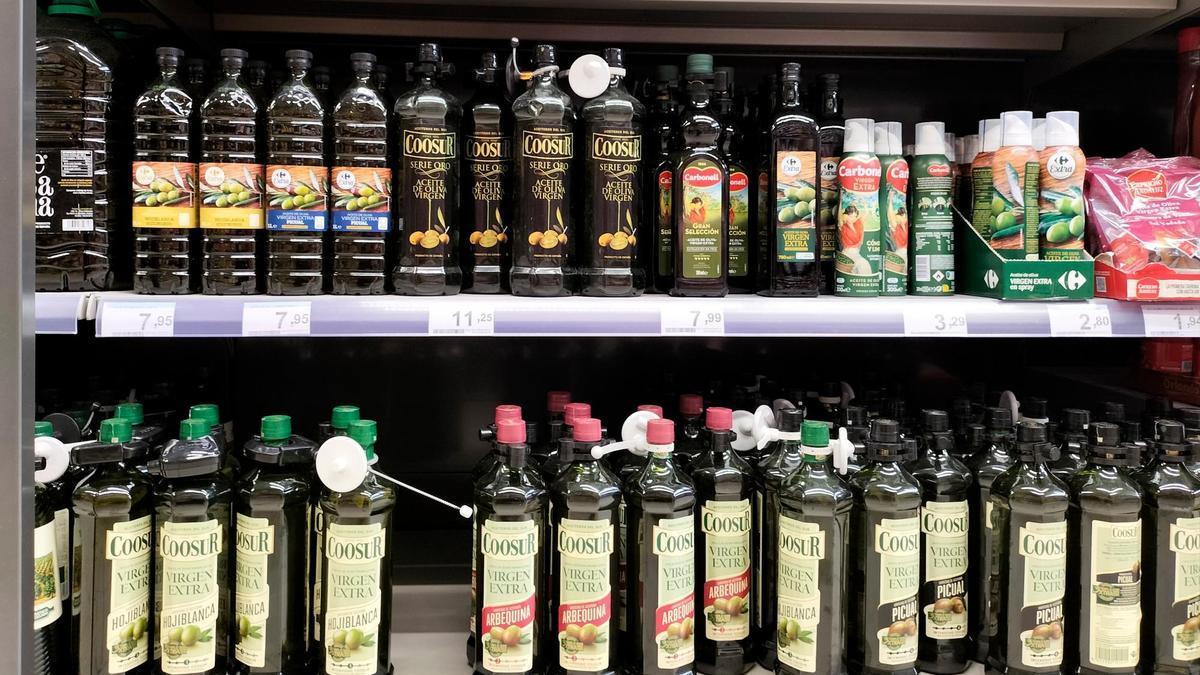 Botellas de aceite de oliva con sistemas antirrobo en un supermercado.