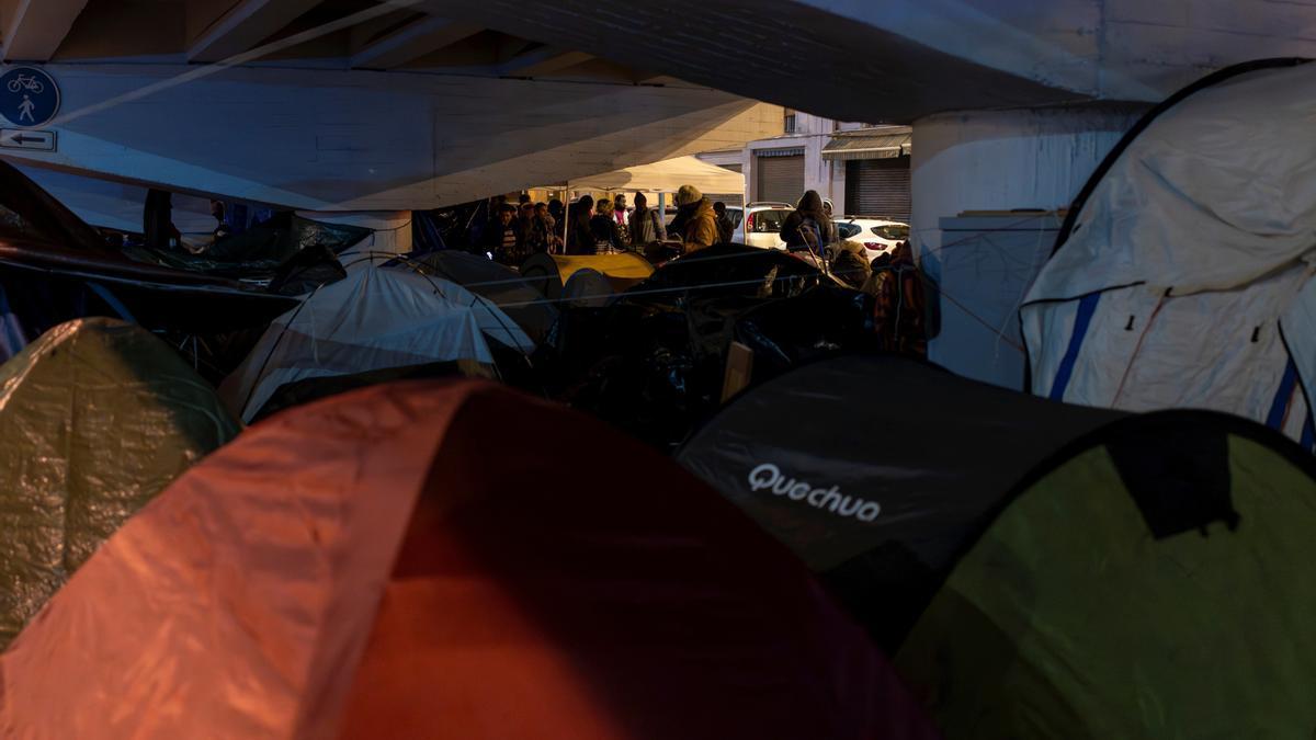 Desalojados del antiguo instituto B9 de Badalona pasaron la Nochebuena bajo el puente de la carretera C-31