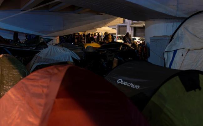 Desalojados del antiguo instituto B9 de Badalona pasaron la Nochebuena bajo el puente de la carretera C-31