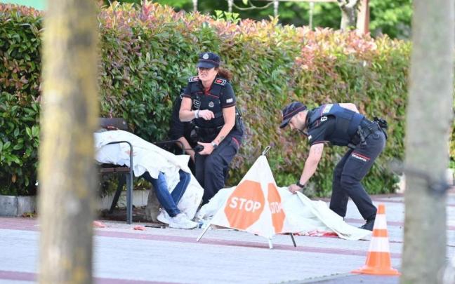 Agentes de la Ertzaintza en el lugar de los hechos