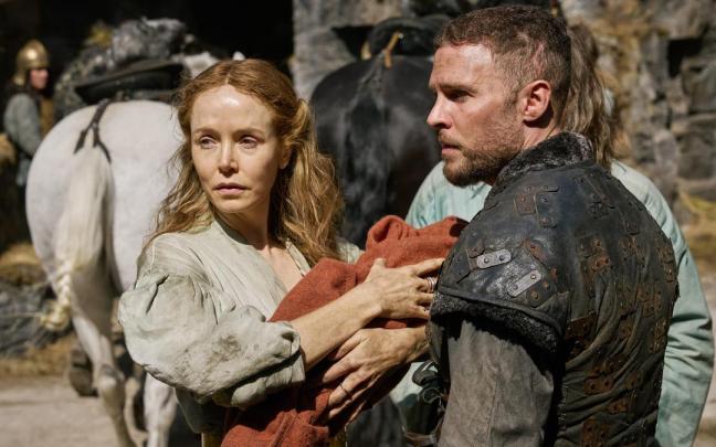 Valene Kane e Iain De Caestecker en una imagen de la serie ‘El rey de invierno’.