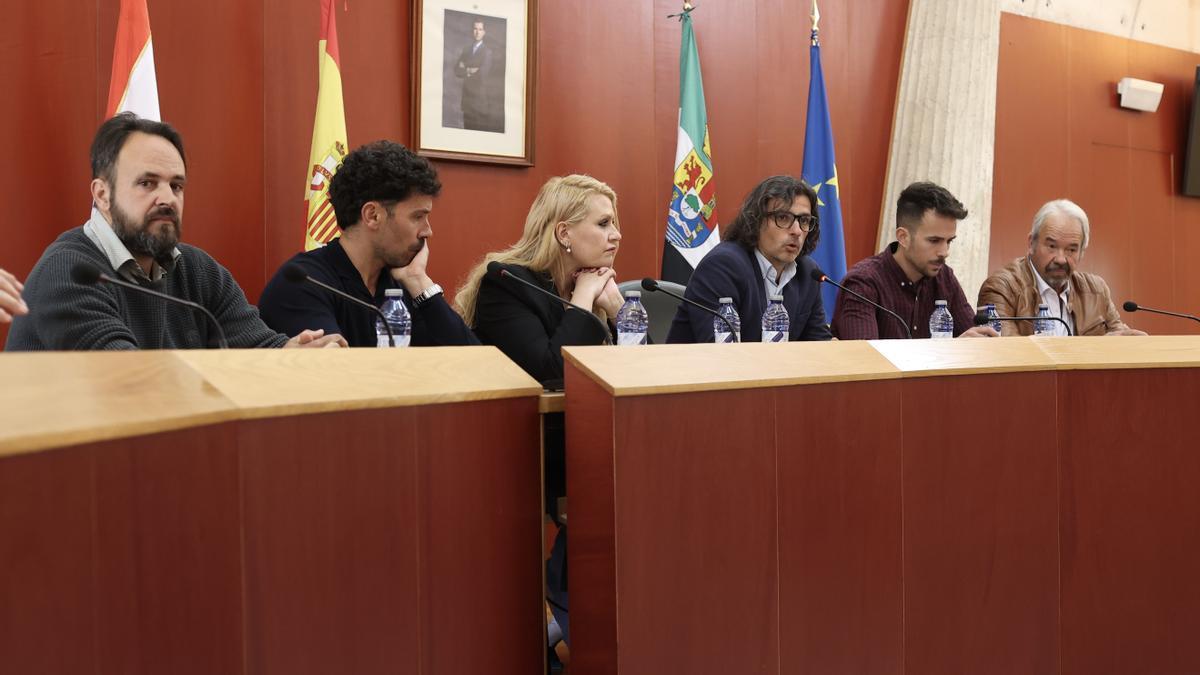 Familiares de Francisca Cadenas, junto con su abogada, Verónica Guerrero (c), y Paco Lobatón, atienden a los medios tras declarar ante el juzgado de instrucción