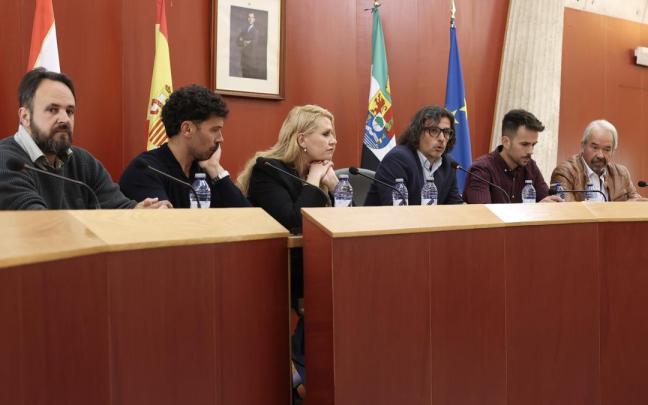 Familiares de Francisca Cadenas, junto con su abogada, Verónica Guerrero (c), y Paco Lobatón, atienden a los medios tras declarar ante el juzgado de instrucción