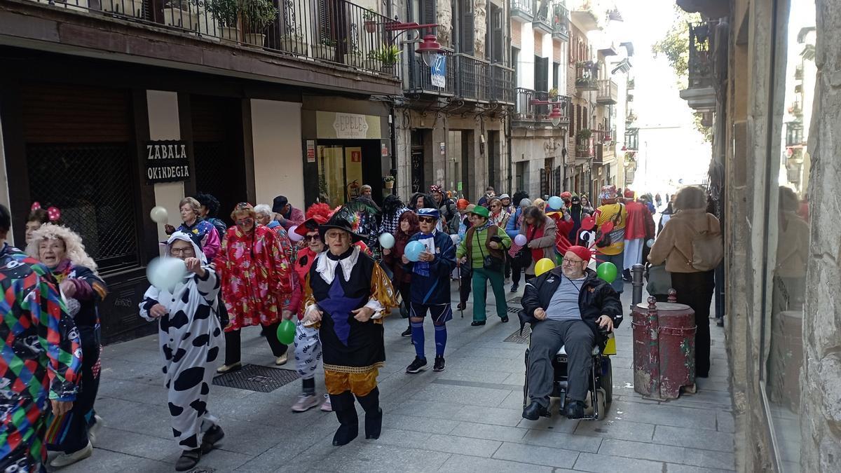 Un pasacalles de disfraces por el Kaxko.