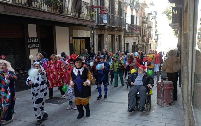 Un pasacalles de disfraces por el Kaxko.