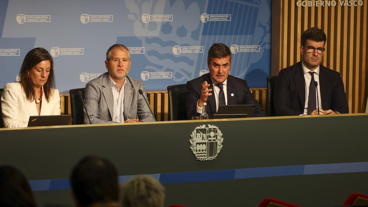 El consejero de Industria, Mikel Jauregi, analiza las consecuencias de los aranceles en Euskadi.