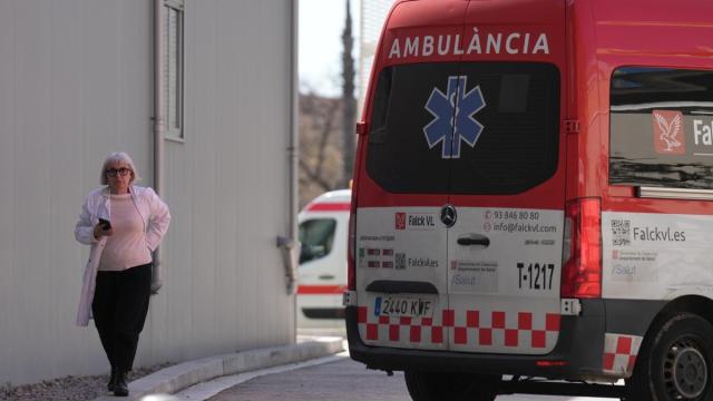 Un ambulancia en el Hospital del Mar de Barcelona.