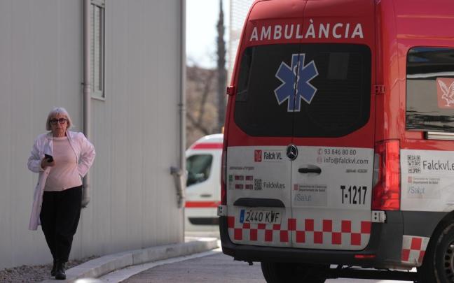 Un ambulancia en el Hospital del Mar de Barcelona.