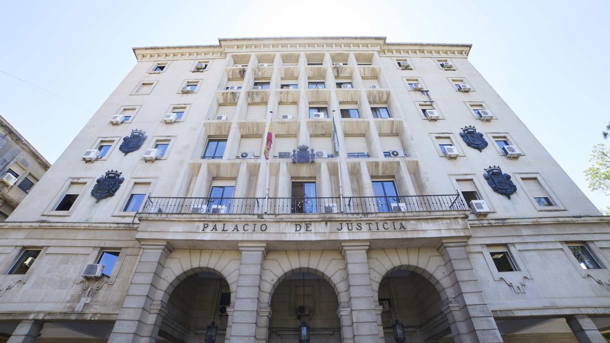 Detalle de la fachada principal de la Audiencia Provincial de Sevilla