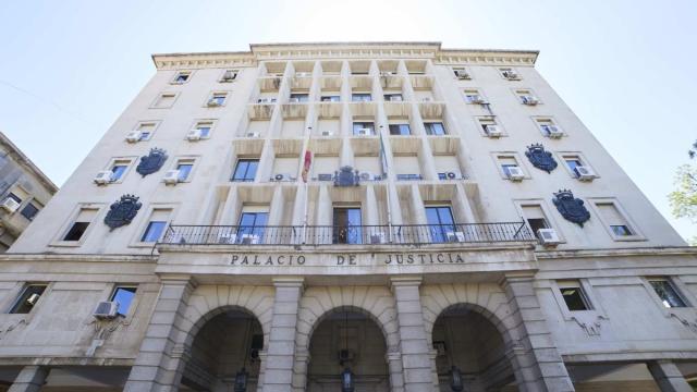 Detalle de la fachada principal de la Audiencia Provincial de Sevilla