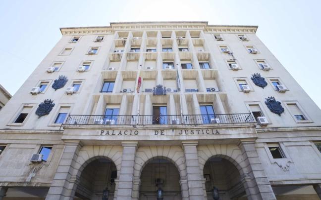 Detalle de la fachada principal de la Audiencia Provincial de Sevilla