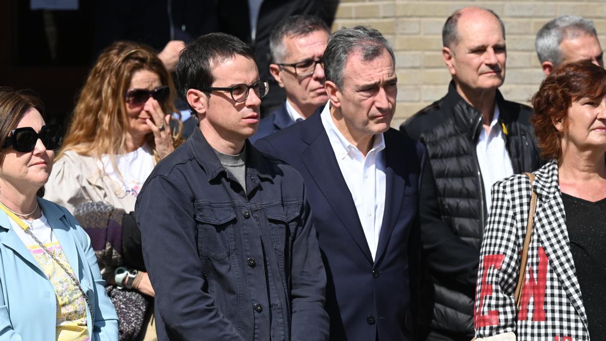 El portavoz de EH Bildu en el Parlamento Vasco, Pello Otxandiano, con el presidente del EBB del PNV, Aitor Esteban, en los actos por el bombardeo de Gernika