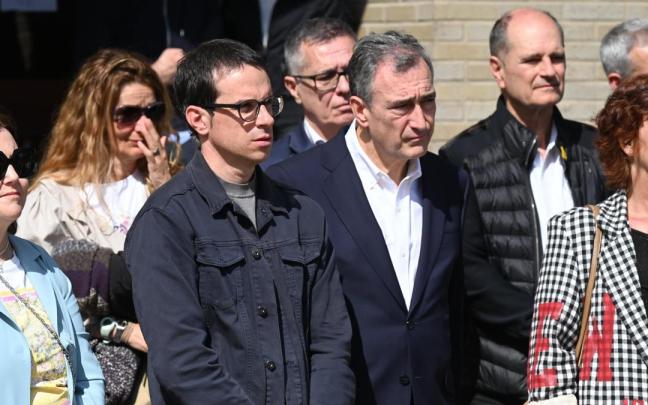 El portavoz de EH Bildu en el Parlamento Vasco, Pello Otxandiano, con el presidente del EBB del PNV, Aitor Esteban, en los actos por el bombardeo de Gernika