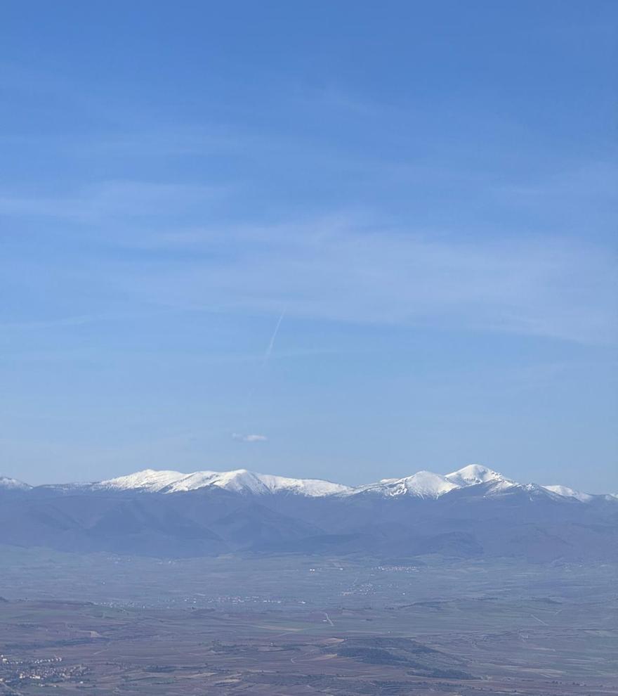 Al fondo el San Lorenzo con una buena capa de nieve