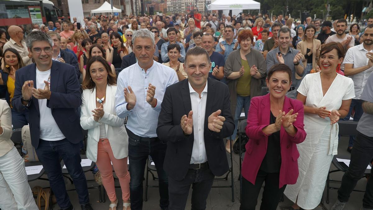 Los candidatos de EH Bildu al Congreso y su líder, Arnaldo Otegi, ayer en la capital vizcaina.