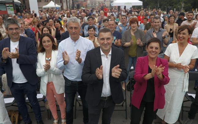 Los candidatos de EH Bildu al Congreso y su líder, Arnaldo Otegi, ayer en la capital vizcaina.