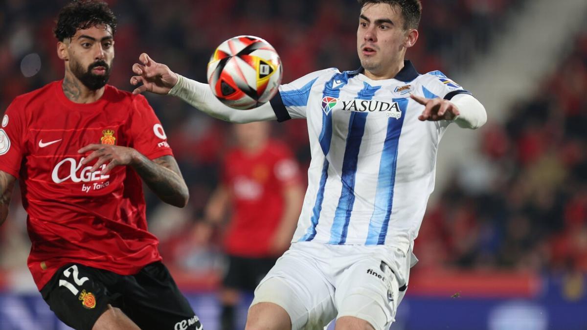 Samu Costa y Ander Barrenetxea, durante el duelo copero entre el Mallorca y la Real en Son Moix. / JORDI AVELLÁ / EFE