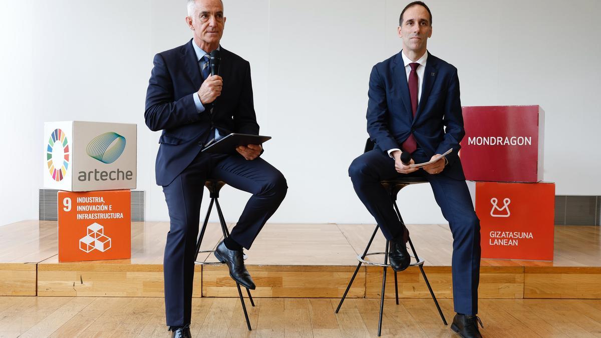 Los presidentes de Arteche y Mondragón, Alex Artetxe (i) y Pello Rodríguez (d) respectivamente, durante la presentación de AMETS, su nueva alianza estratégica conjunta en un proyecto en el que cuentan con el centro tecnológico Ike