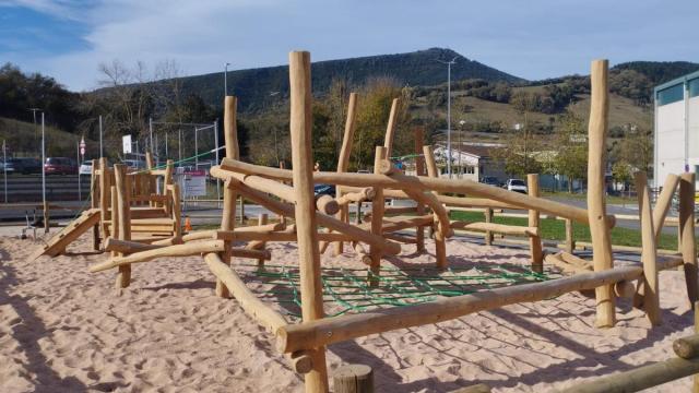 El nuevo parque infantil o arenero del área deportiva de La Bárcena en Artziniega