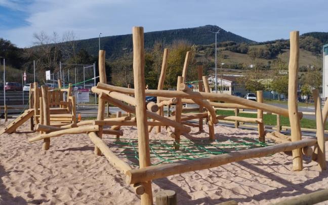 El nuevo parque infantil o arenero del área deportiva de La Bárcena en Artziniega