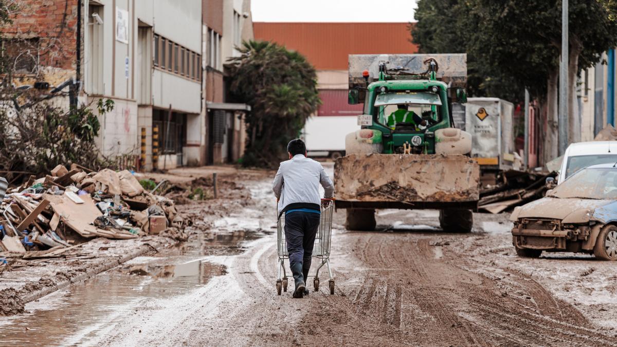 Una persona en una zona afectada por la DANA