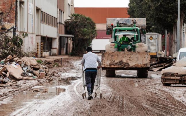 Una persona en una zona afectada por la DANA
