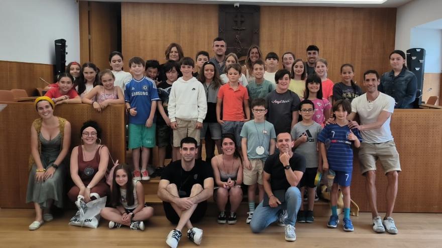Integrantes del Consejo de la Infancia en el salón de plenos con el alcalde, la concejala de Cultura y técnicos