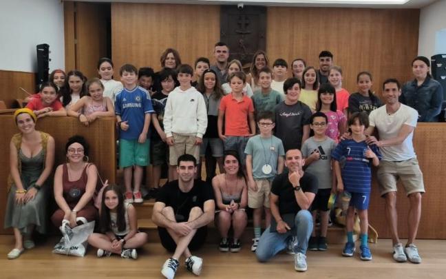 Integrantes del Consejo de la Infancia en el salón de plenos con el alcalde, la concejala de Cultura y técnicos