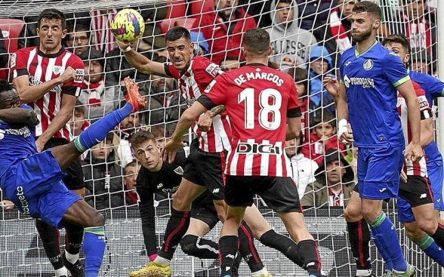 Djené busca el remate en el área del Athletic entre una maraña de futbolistas rojiblancos. Djené busca el remate en el área del Athletic entre una maraña de futbolistas rojiblancos.