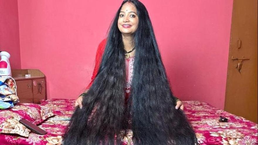 Renu Dhariyal tiene la melena más larga del mundo.