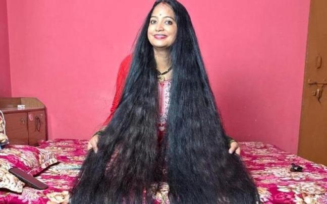 Renu Dhariyal tiene la melena más larga del mundo.