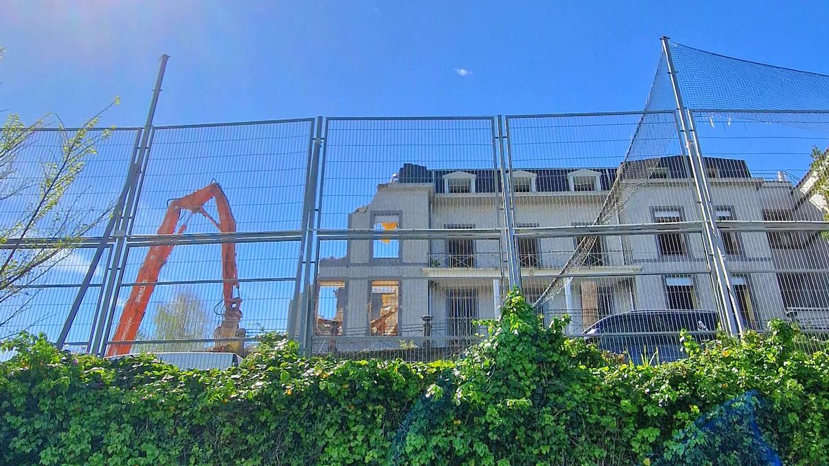 Derribo de la fachada principal de Villa Belén.