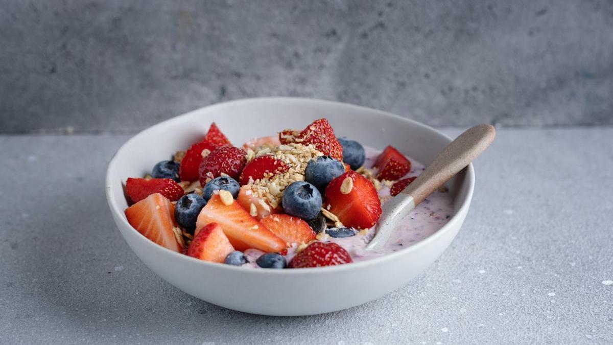 Bol de yogur con fresas y arándanos.