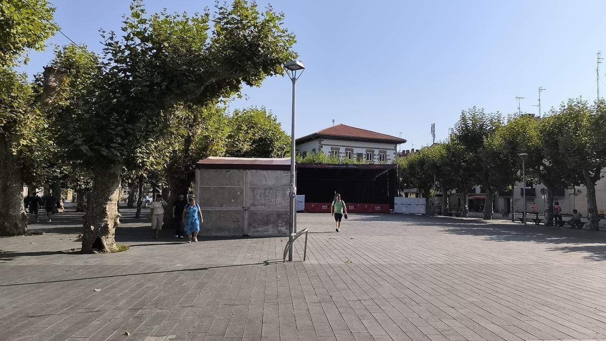 Plaza Urdanibia de Irun, con el escenario y la txosna montadas para las fiestas de "Mosku"