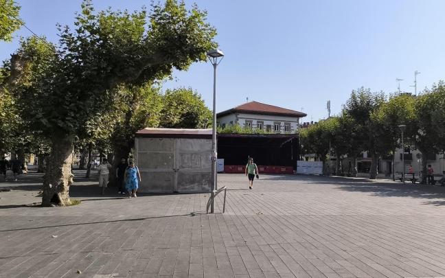 Plaza Urdanibia de Irun, con el escenario y la txosna montadas para las fiestas de "Mosku"
