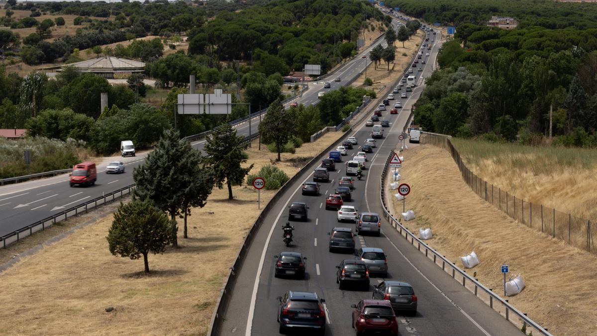 Varios vehículos en la carretera