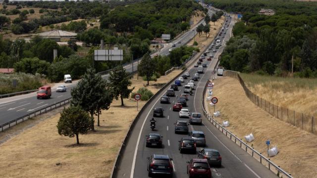 Varios vehículos en la carretera
