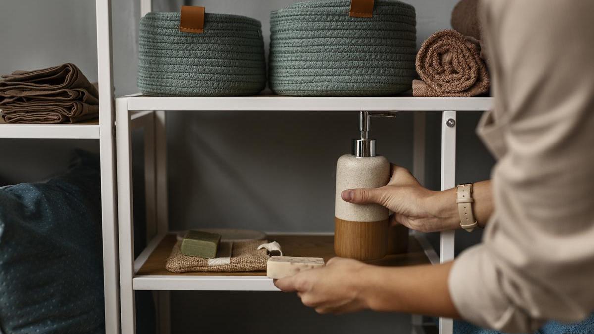 Una pequeña estantería en el baño ayuda a mantener el orden y tener todo a mano.