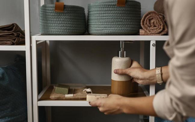 Una pequeña estantería en el baño ayuda a mantener el orden y tener todo a mano.