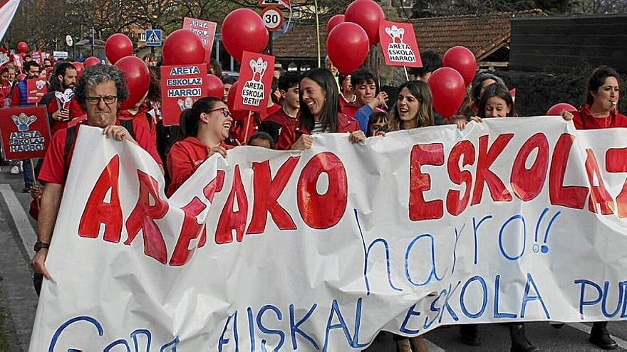 Manifestación que recorrió Laudio en contra del cierre del aula de dos años del colegio Fabián Legorburu.