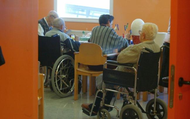 Cerca de 20.000 personas mayores de la CAV son usuarias de residencias, tanto públicas como privadas. Cerca de 20.000 personas mayores de la CAV son usuarias de residencias, tanto públicas como privadas.