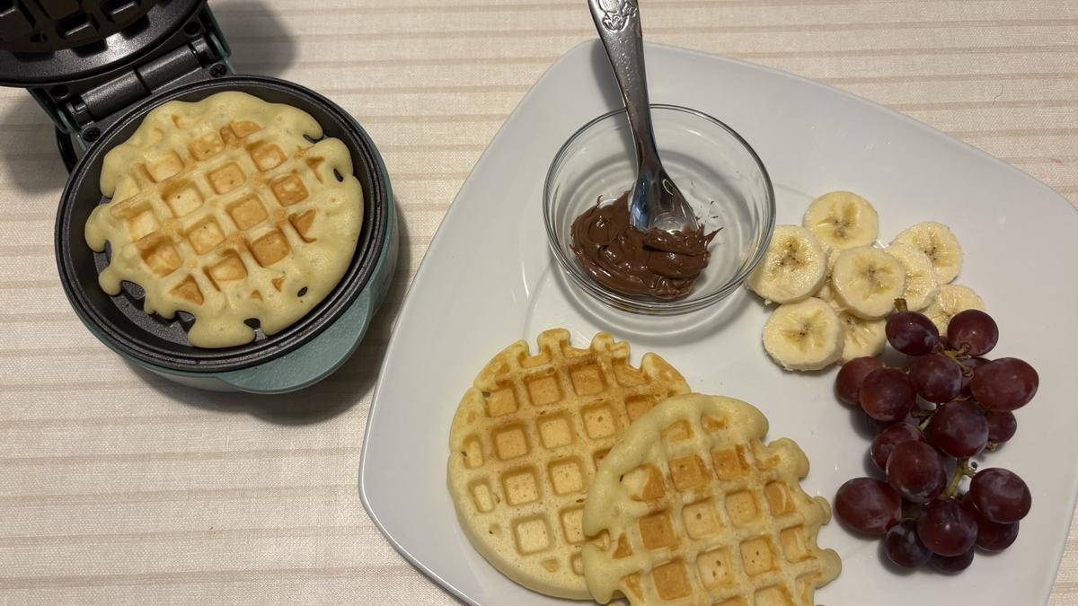 Gofres con crema de cacao, plátano y uvas.