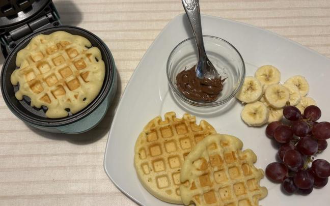 Gofres con crema de cacao, plátano y uvas.