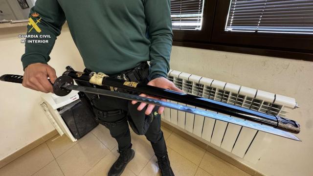 Detenido en La Rioja por amenazar a sus vecinos con un cuchillo y enfrentarse a la Guardia Civil con una catana / Guardia Civil Detenido en La Rioja por amenazar a sus vecinos con un cuchillo y enfrentarse a la Guardia Civil con una catana