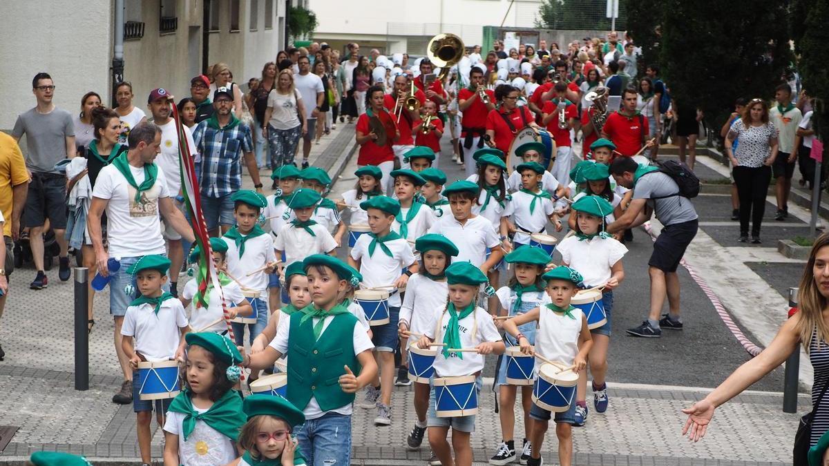 Tamborrada por las calles de Mendaro durante las fiestas de Santa Ana