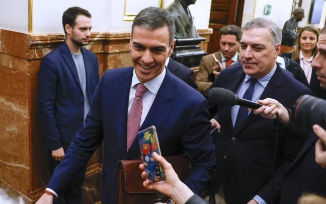 Pedro Sánchez atiende a los medios tras participar en la sesión de control al Ejecutivo en el Congreso.